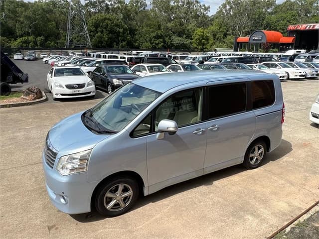 2011 Toyota Noah JDM car for sale — photo 11 of 17