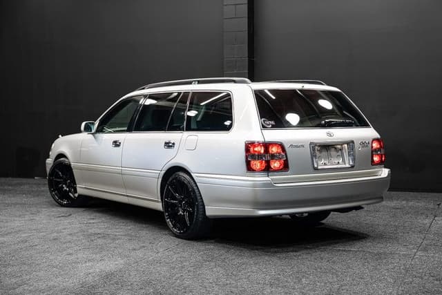 2005 Toyota Crown JDM car for sale — photo 3 of 16