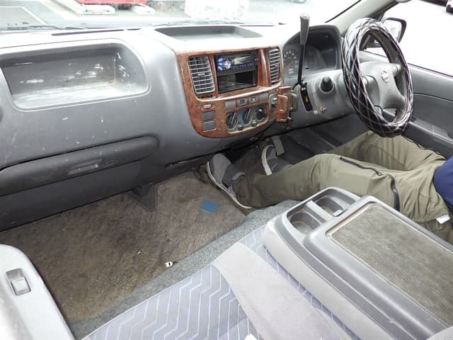 2003 Nissan Caravan JDM car for sale — photo 4 of 6