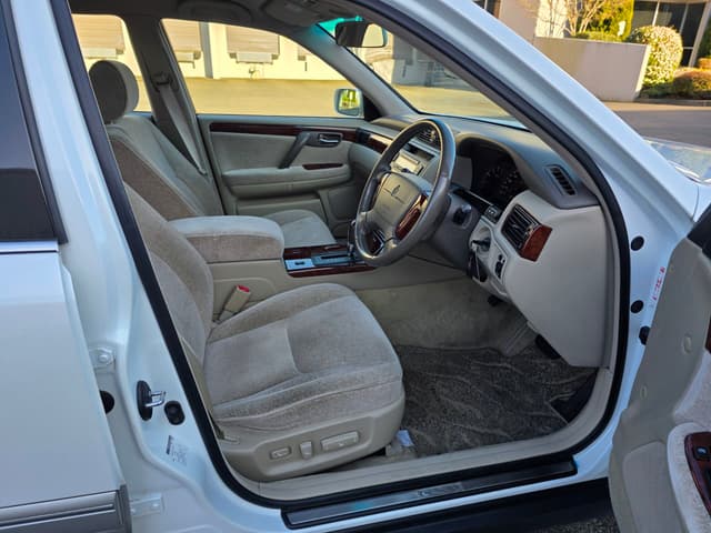 2000 Toyota Crown JDM car for sale — photo 11 of 13