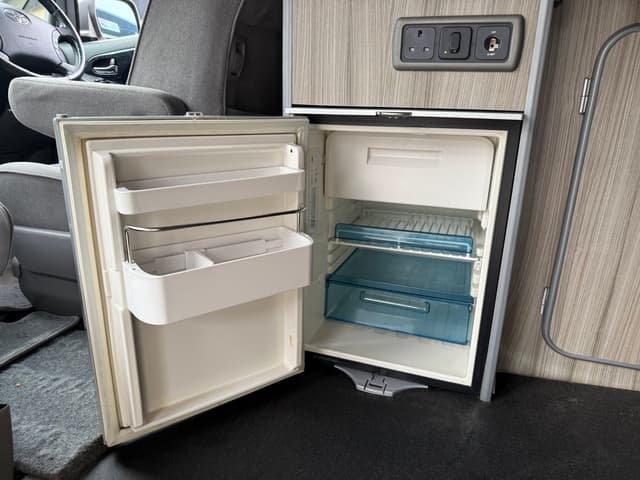 2005 Toyota Alphard JDM car for sale — photo 18 of 25