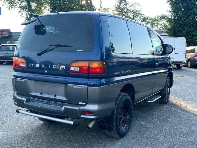 2000 Mitsubishi Delica JDM car for sale — photo 3 of 18