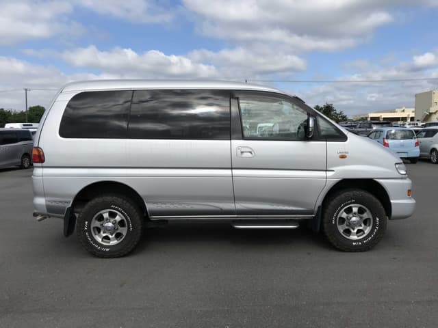2002 Mitsubishi Delica JDM car for sale — photo 4 of 25