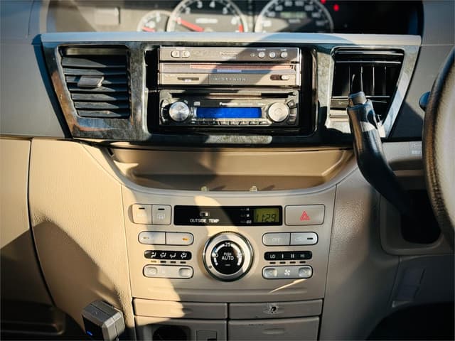 2005 Toyota Voxy JDM car for sale — photo 17 of 25