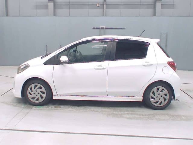 2011 Toyota Vitz JDM car for sale — photo 6 of 8