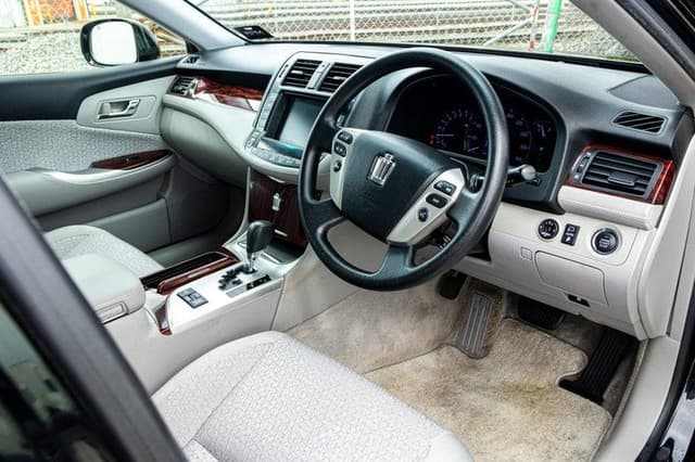 2012 Toyota Crown JDM car for sale — photo 10 of 13