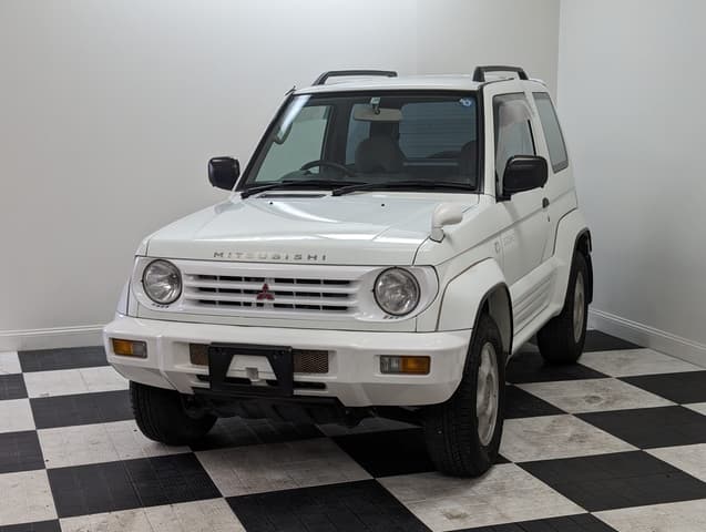 1996 Mitsubishi Pajero JDM car for sale — photo 2 of 24