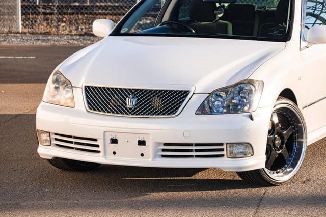 2004 Toyota Crown JDM car for sale — photo 2 of 19