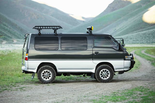 1992 Mitsubishi Delica JDM car for sale — photo 7 of 25