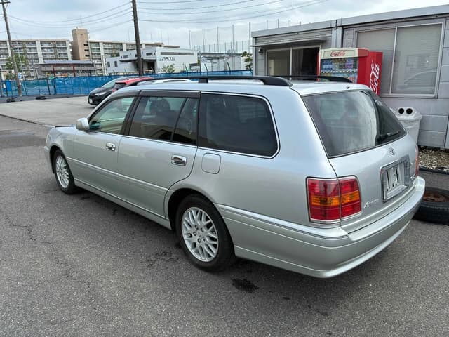 2001 Toyota Crown JDM car for sale — photo 3 of 12
