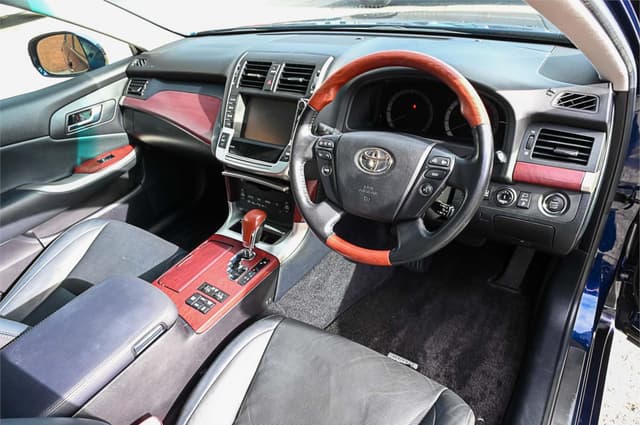 2011 Toyota Crown JDM car for sale — photo 19 of 25