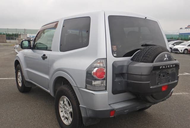 2007 Mitsubishi Pajero JDM car for sale — photo 3 of 25