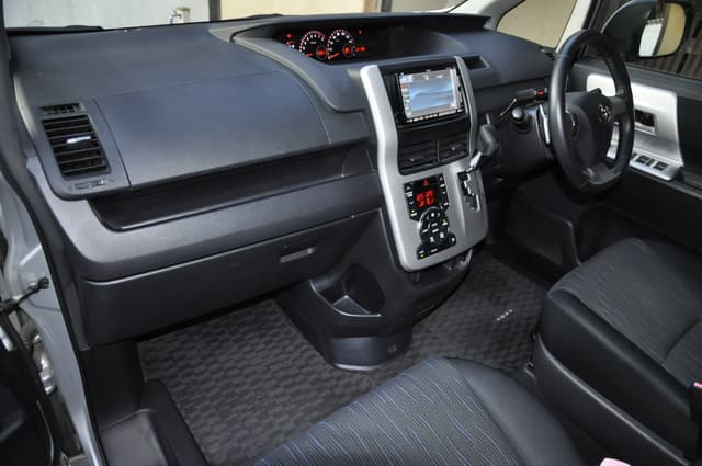 2010 Toyota Voxy JDM car for sale — photo 13 of 25