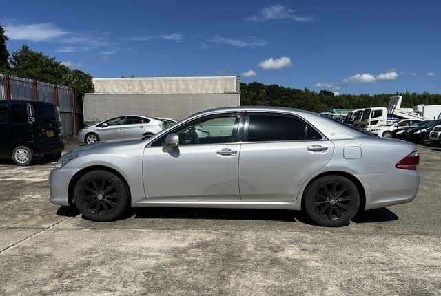 2010 Toyota Crown JDM car for sale — photo 6 of 25