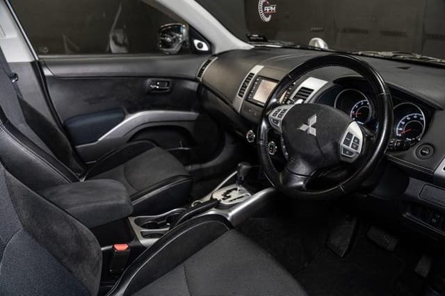2010 Mitsubishi Outlander JDM car for sale — photo 16 of 18