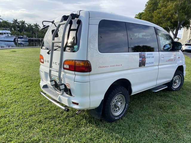 1999 Mitsubishi Delica JDM car for sale — photo 13 of 17