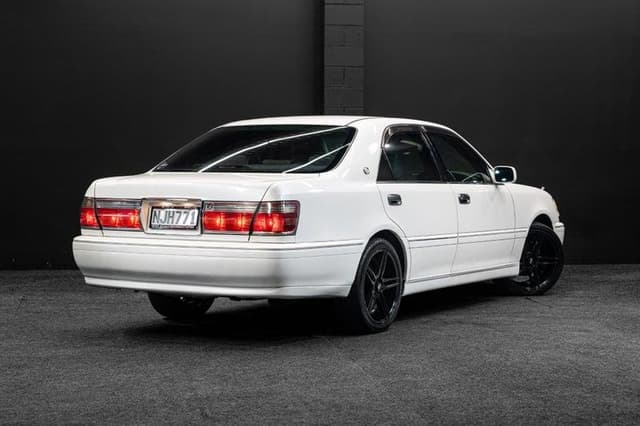 2000 Toyota Crown JDM car for sale — photo 14 of 18