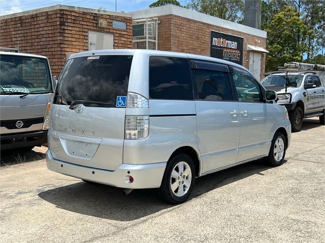 2006 Toyota Voxy JDM car for sale — photo 6 of 18