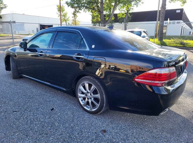 2010 Toyota Crown JDM car for sale — photo 3 of 13