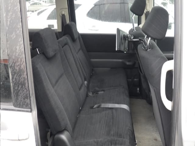 2011 Honda Stepwagon JDM car for sale — photo 6 of 8