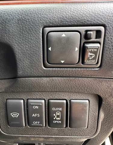 2005 Nissan Elgrand JDM car for sale — photo 13 of 16