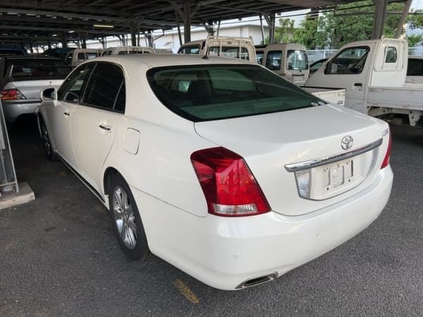 2010 Toyota Majesta JDM car for sale — photo 3 of 7