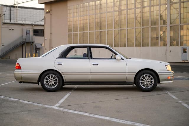 1996 Toyota Crown JDM car for sale — photo 8 of 24