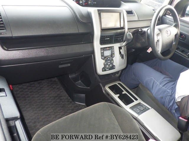 2010 Toyota Noah JDM car for sale — photo 3 of 6