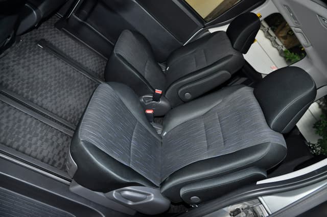 2010 Toyota Voxy JDM car for sale — photo 16 of 25