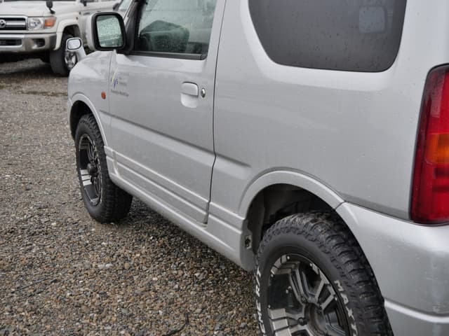 2002 Suzuki Jimny JDM car for sale — photo 16 of 25