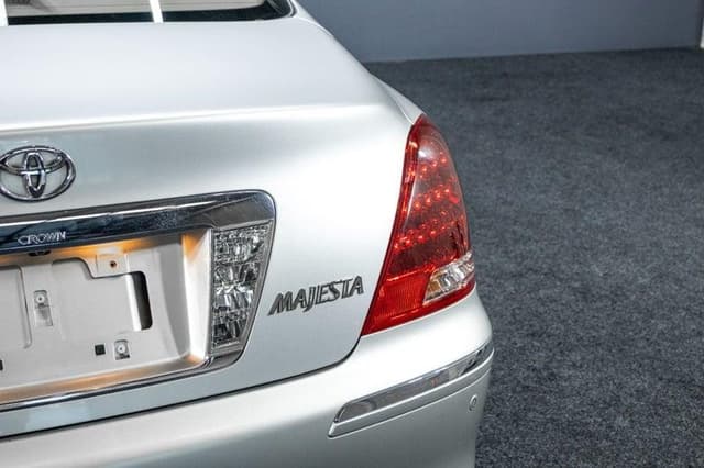 2005 Toyota Majesta JDM car for sale — photo 8 of 19