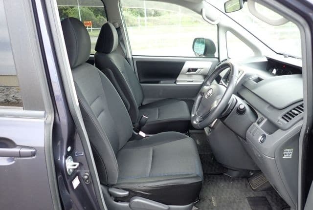 2008 Toyota Voxy JDM car for sale — photo 18 of 25