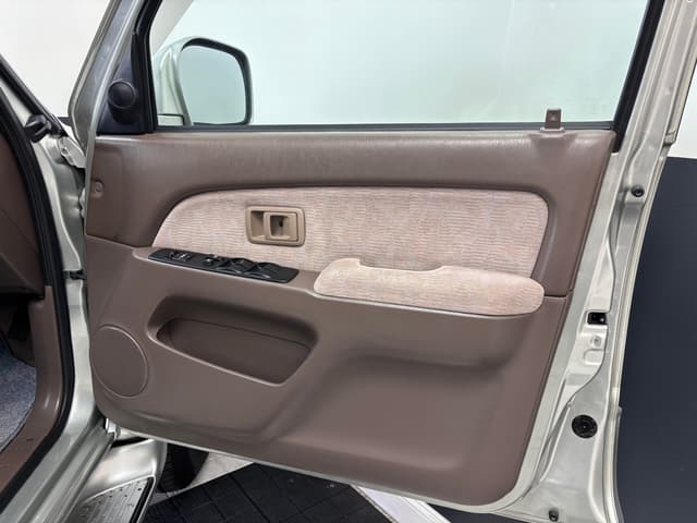 1999 Toyota Hilux Surf JDM car for sale — photo 19 of 25