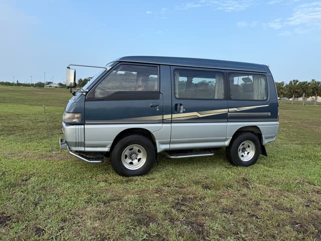 1993 Mitsubishi Delica JDM car for sale — photo 13 of 16