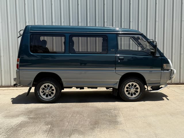 1990 Mitsubishi Delica JDM car for sale — photo 2 of 20