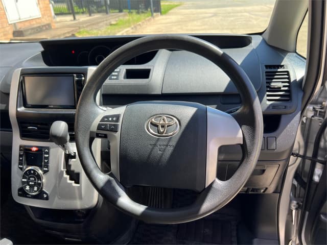 2011 Toyota Noah JDM car for sale — photo 14 of 18