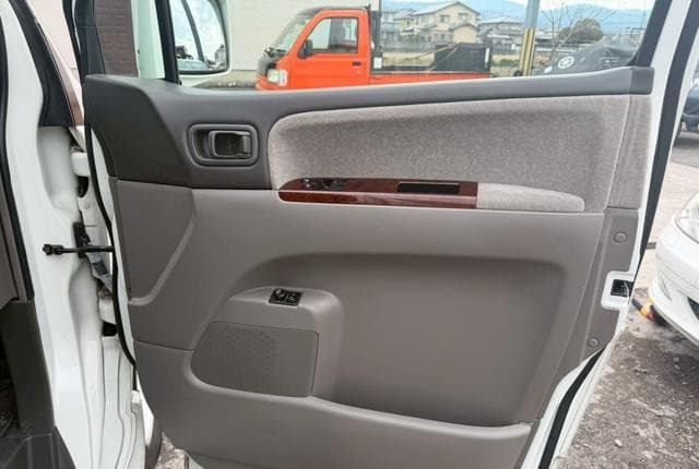 2001 Nissan Elgrand JDM car for sale — photo 12 of 25