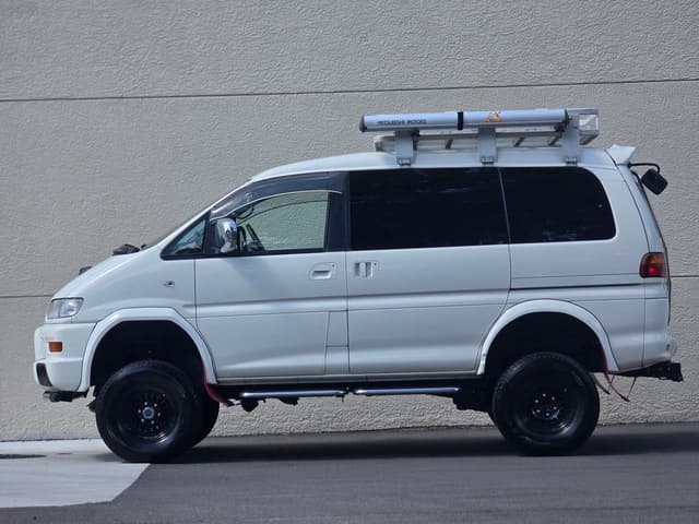 2000 Mitsubishi Delica JDM car for sale — photo 23 of 25