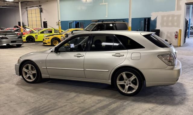 2001 Toyota Altezza JDM car for sale — photo 16 of 25
