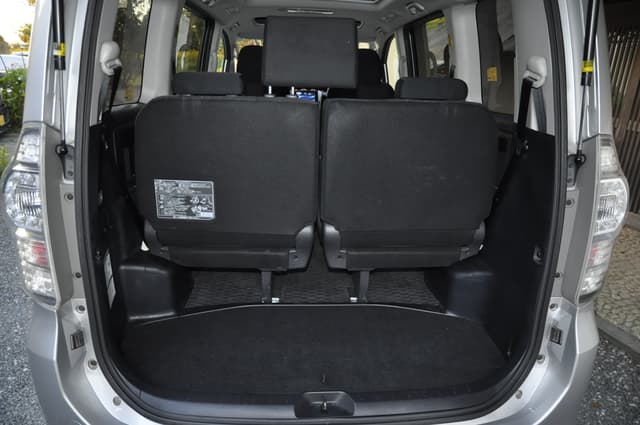 2010 Toyota Voxy JDM car for sale — photo 19 of 25