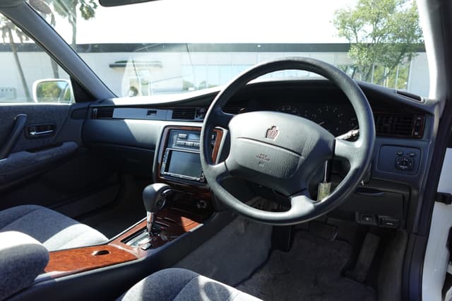 1998 Toyota Crown JDM car for sale — photo 2 of 21