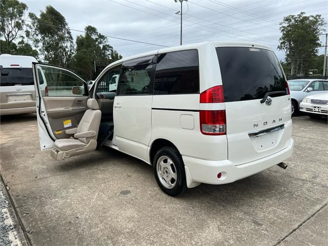 2004 Toyota Noah JDM car for sale — photo 11 of 18