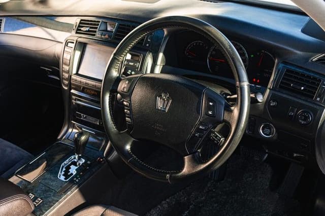 2004 Toyota Crown JDM car for sale — photo 16 of 19