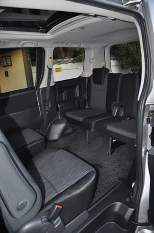 2010 Toyota Voxy JDM car for sale — photo 17 of 25