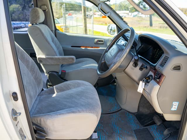 1999 Toyota Regius JDM car for sale — photo 12 of 15