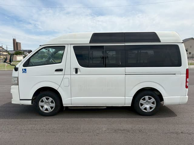 2011 Toyota HiAce JDM car for sale — photo 2 of 10