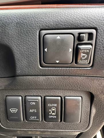 2005 Nissan Elgrand JDM car for sale — photo 11 of 13