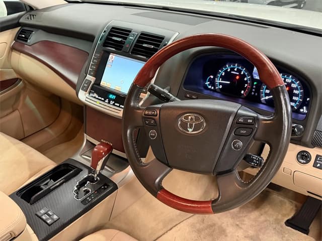 2010 Toyota Crown JDM car for sale — photo 3 of 21