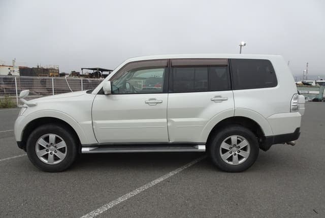 2009 Mitsubishi Pajero JDM car for sale — photo 2 of 25