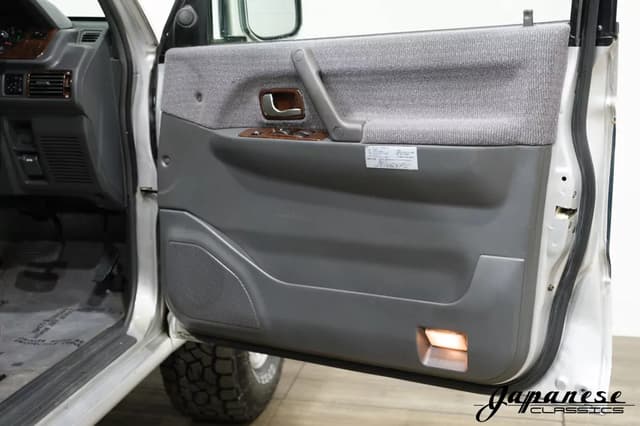 1998 Mitsubishi Pajero JDM car for sale — photo 23 of 25